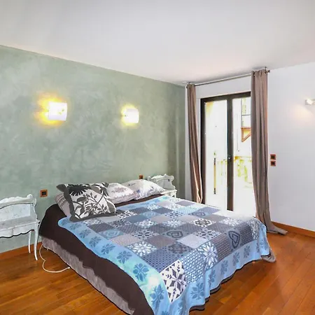 Beautiful In With House A Mountain View